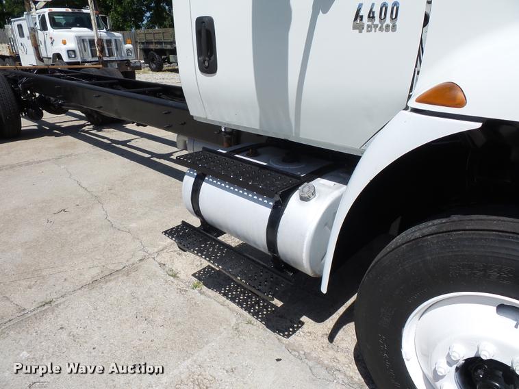 image for item DJ9591 2005 International DuraStar 4400 truck cab and chassis