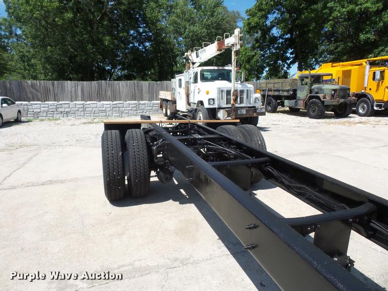 image for item DJ9591 2005 International DuraStar 4400 truck cab and chassis