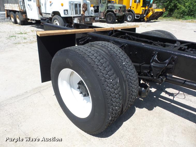 image for item DJ9591 2005 International DuraStar 4400 truck cab and chassis