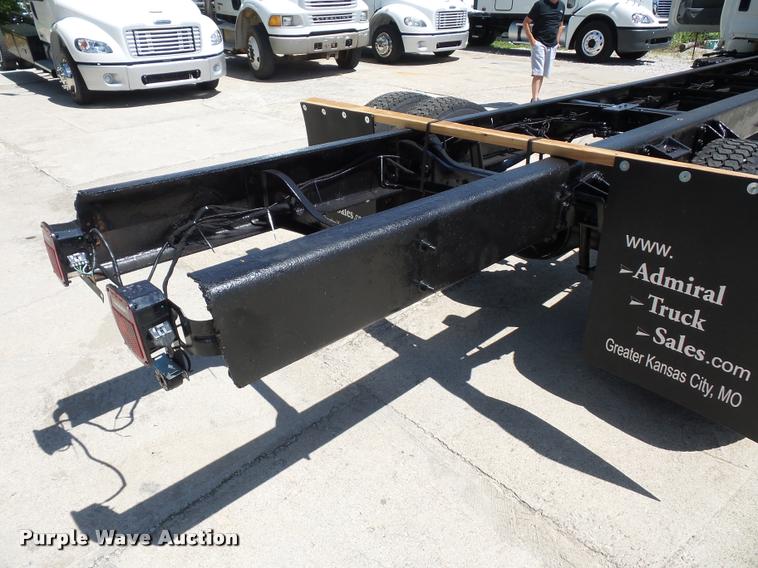 image for item DJ9591 2005 International DuraStar 4400 truck cab and chassis