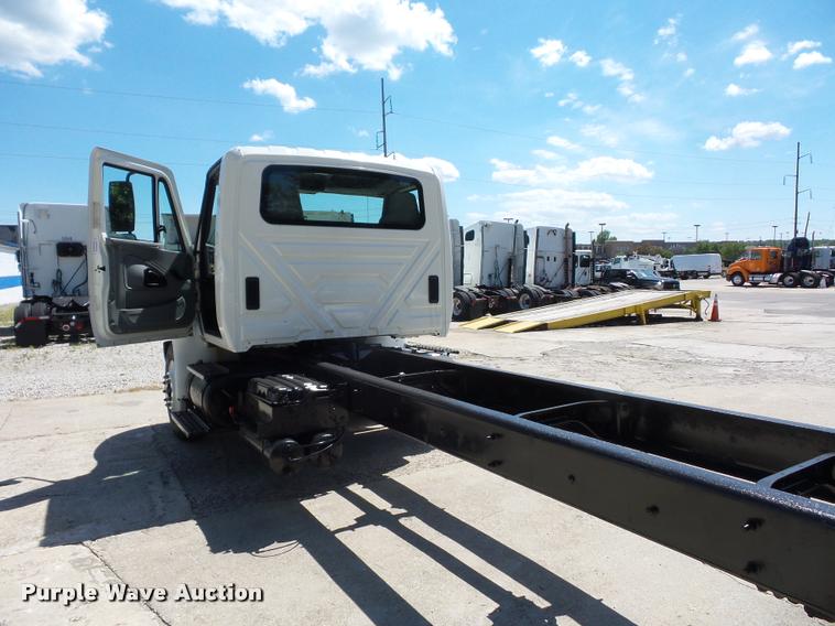image for item DJ9591 2005 International DuraStar 4400 truck cab and chassis