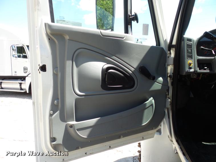 image for item DJ9591 2005 International DuraStar 4400 truck cab and chassis