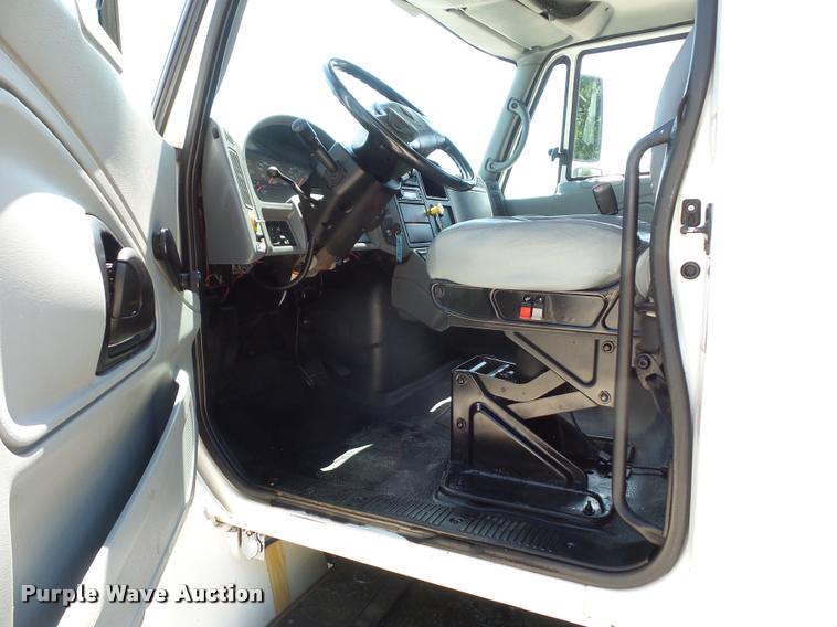 image for item DJ9591 2005 International DuraStar 4400 truck cab and chassis