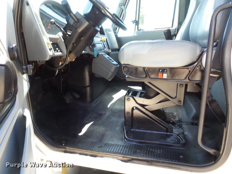 image for item DJ9591 2005 International DuraStar 4400 truck cab and chassis