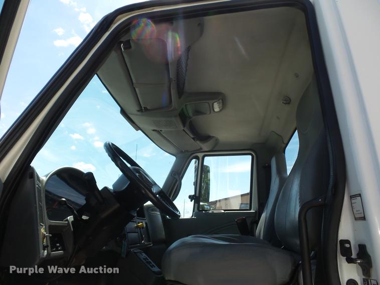 image for item DJ9591 2005 International DuraStar 4400 truck cab and chassis