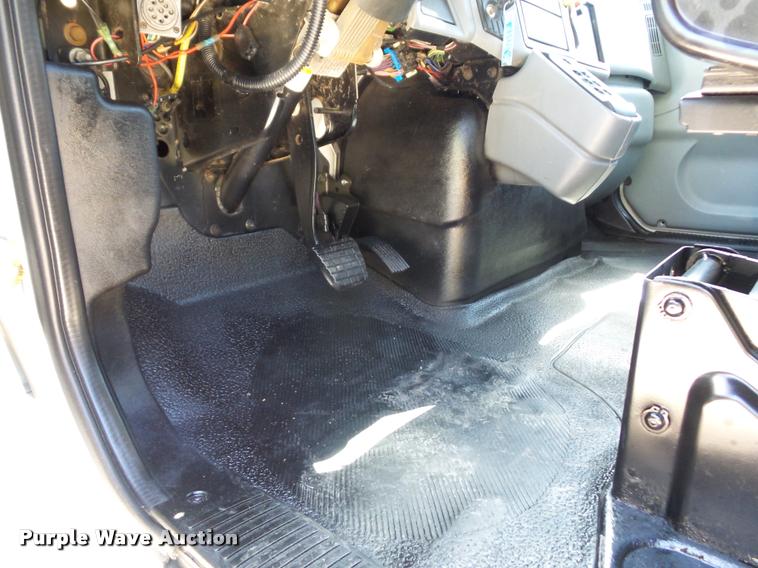 image for item DJ9591 2005 International DuraStar 4400 truck cab and chassis