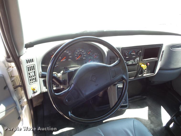 image for item DJ9591 2005 International DuraStar 4400 truck cab and chassis