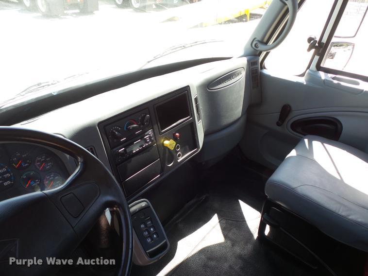 image for item DJ9591 2005 International DuraStar 4400 truck cab and chassis