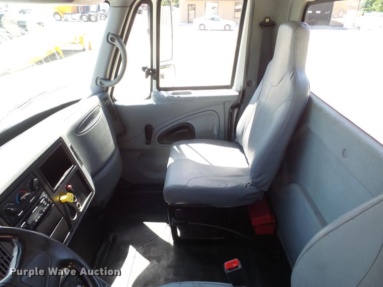 image for item DJ9591 2005 International DuraStar 4400 truck cab and chassis