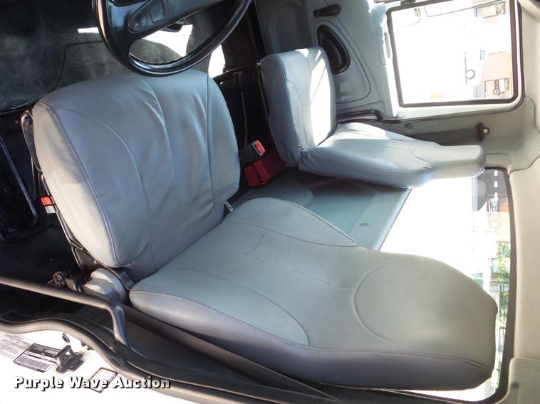 image for item DJ9591 2005 International DuraStar 4400 truck cab and chassis