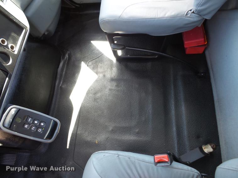 image for item DJ9591 2005 International DuraStar 4400 truck cab and chassis