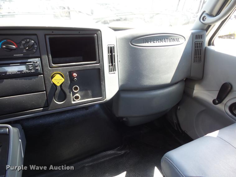 image for item DJ9591 2005 International DuraStar 4400 truck cab and chassis