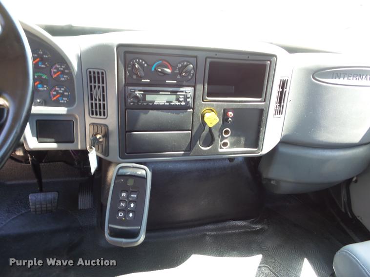 image for item DJ9591 2005 International DuraStar 4400 truck cab and chassis