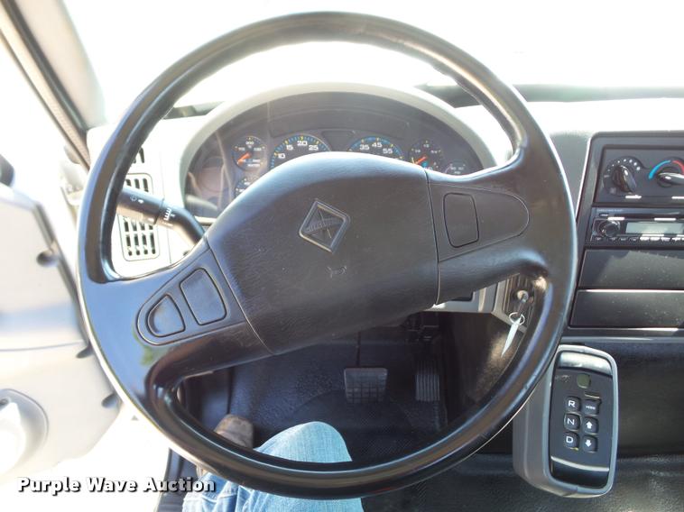 image for item DJ9591 2005 International DuraStar 4400 truck cab and chassis