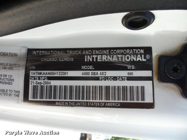 image for item DJ9591 2005 International DuraStar 4400 truck cab and chassis