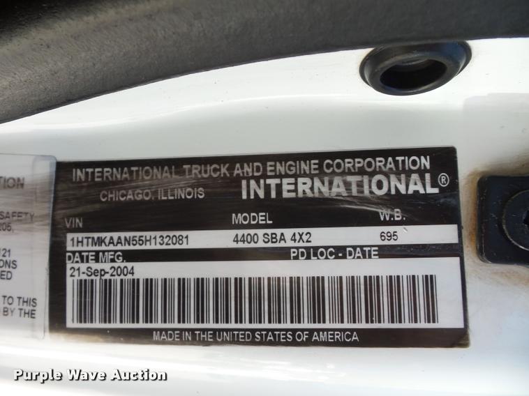 image for item DJ9591 2005 International DuraStar 4400 truck cab and chassis