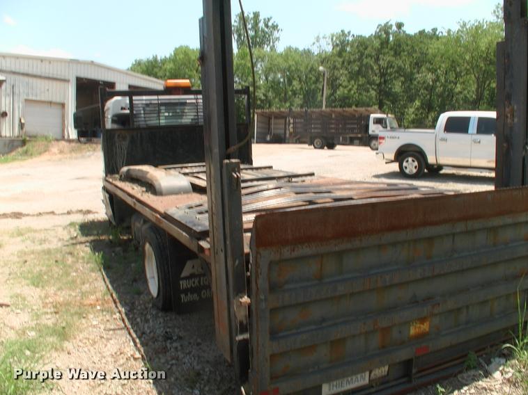 image for item DK9642 2006 Ford LCF flatbed truck