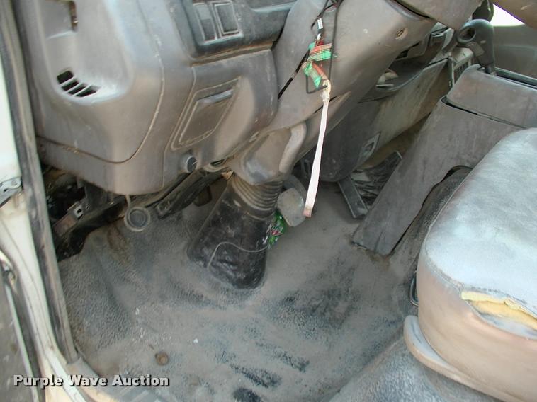 image for item DK9642 2006 Ford LCF flatbed truck