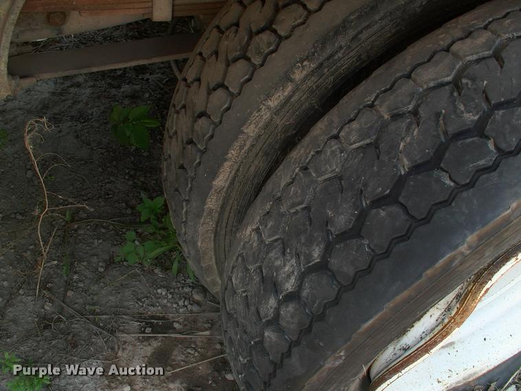 image for item DK9642 2006 Ford LCF flatbed truck