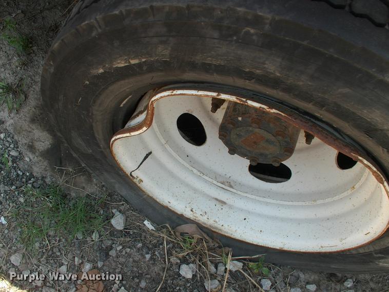 image for item DK9642 2006 Ford LCF flatbed truck