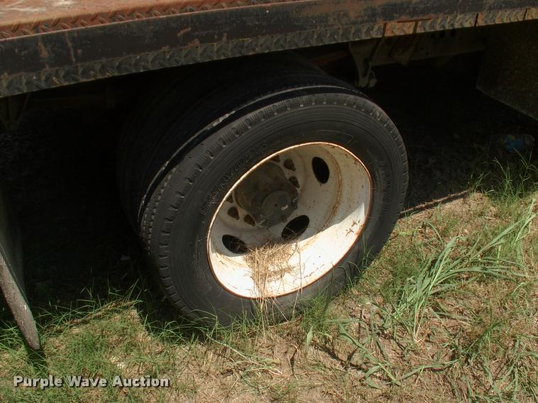 image for item DK9642 2006 Ford LCF flatbed truck