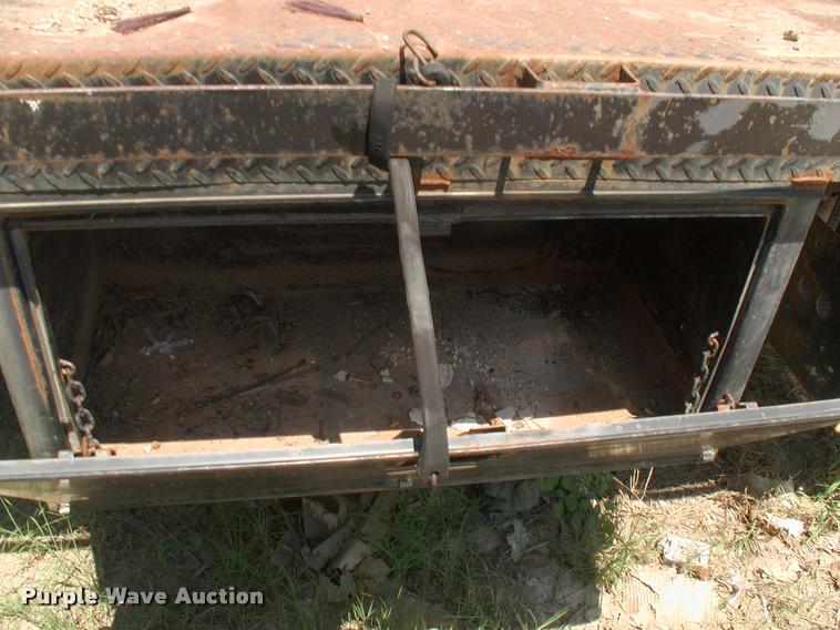 image for item DK9642 2006 Ford LCF flatbed truck