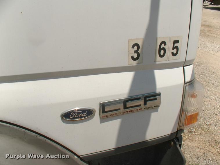image for item DK9642 2006 Ford LCF flatbed truck
