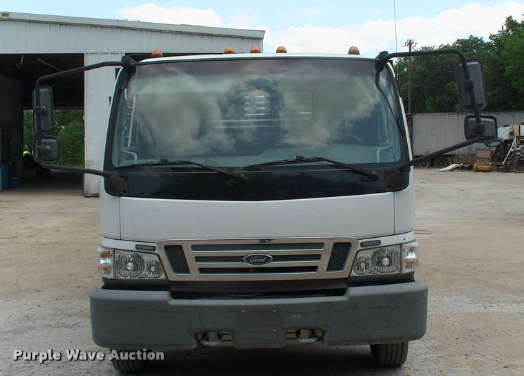 image for item DK9643 2006 Ford LCF flatbed truck