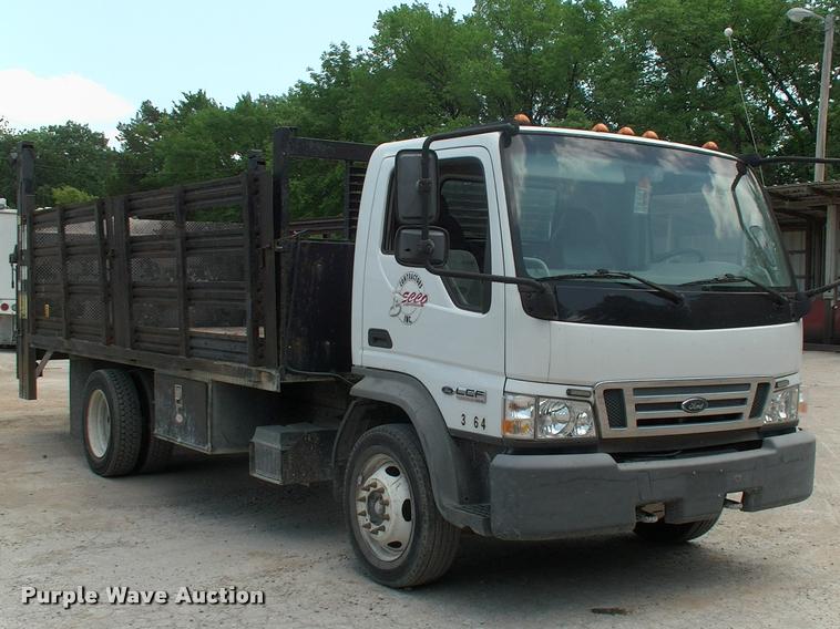 image for item DK9643 2006 Ford LCF flatbed truck