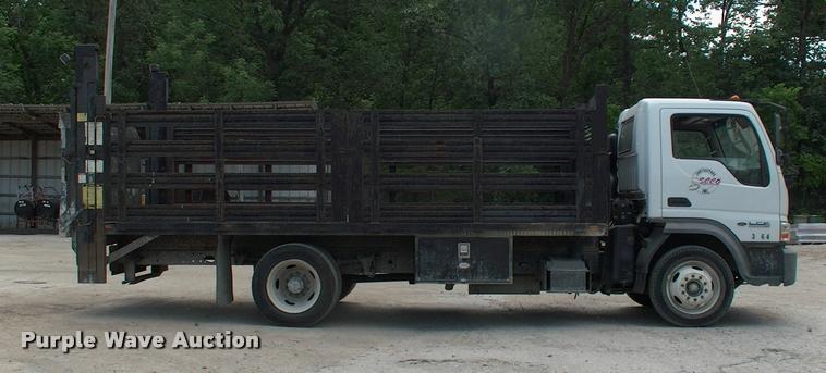 image for item DK9643 2006 Ford LCF flatbed truck