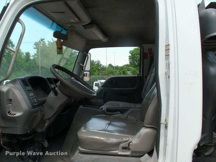 image for item DK9643 2006 Ford LCF flatbed truck