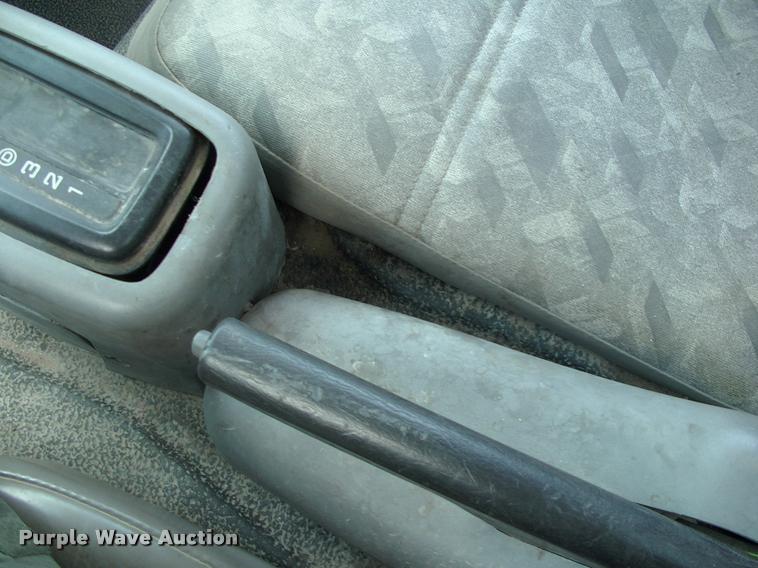 image for item DK9643 2006 Ford LCF flatbed truck