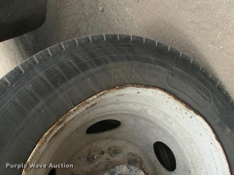 image for item DK9643 2006 Ford LCF flatbed truck