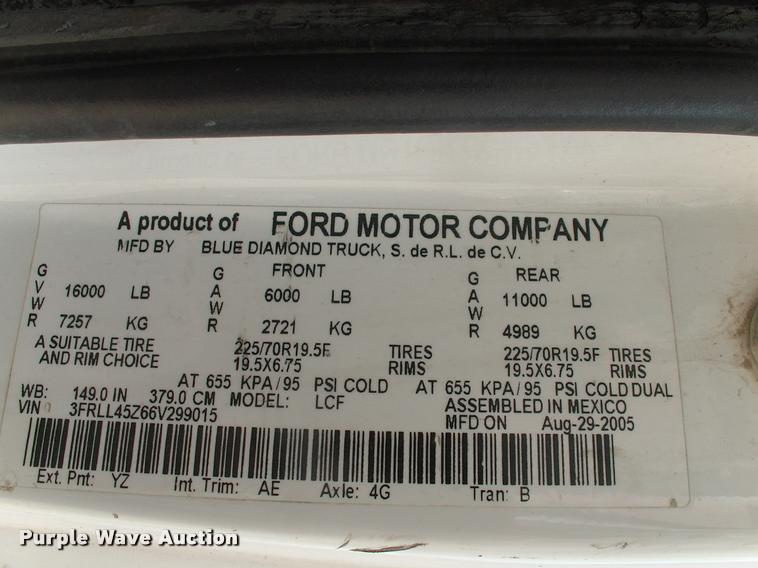image for item DK9643 2006 Ford LCF flatbed truck