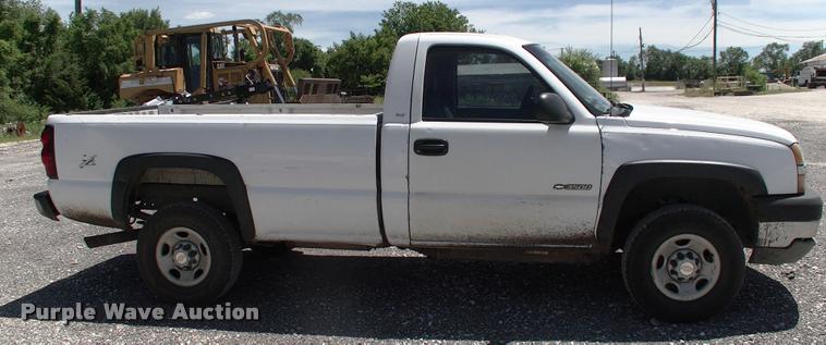 image for item DK9733 2004 Chevrolet Silverado 2500HD pickup truck