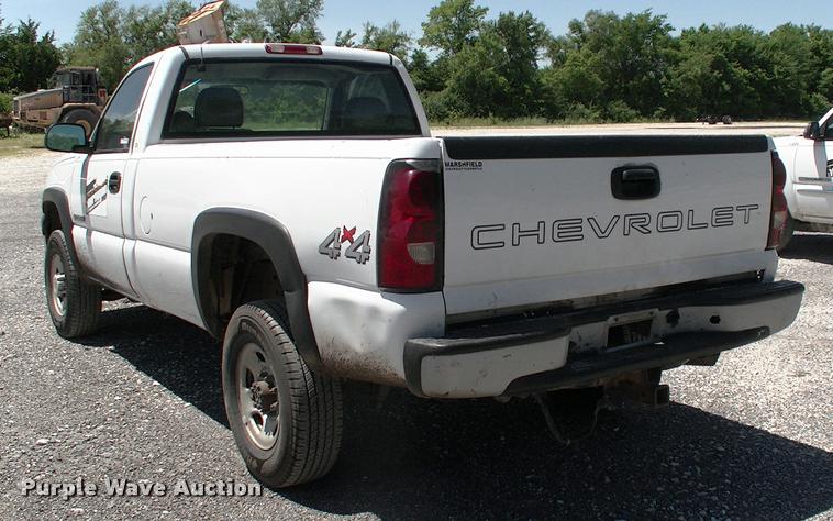 image for item DK9733 2004 Chevrolet Silverado 2500HD pickup truck
