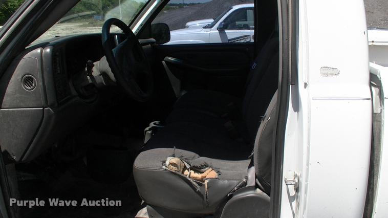 image for item DK9733 2004 Chevrolet Silverado 2500HD pickup truck