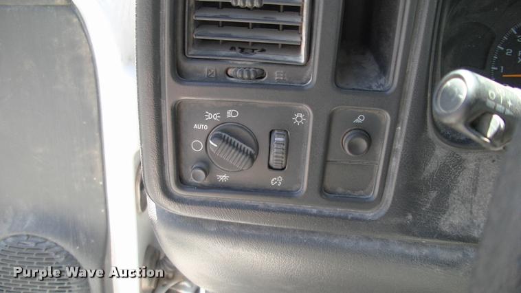 image for item DK9733 2004 Chevrolet Silverado 2500HD pickup truck