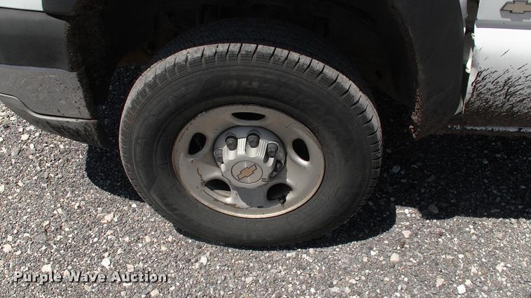 image for item DK9733 2004 Chevrolet Silverado 2500HD pickup truck