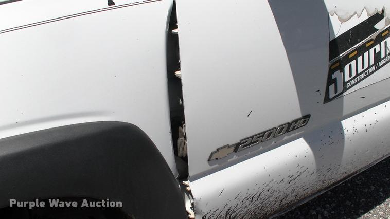 image for item DK9733 2004 Chevrolet Silverado 2500HD pickup truck