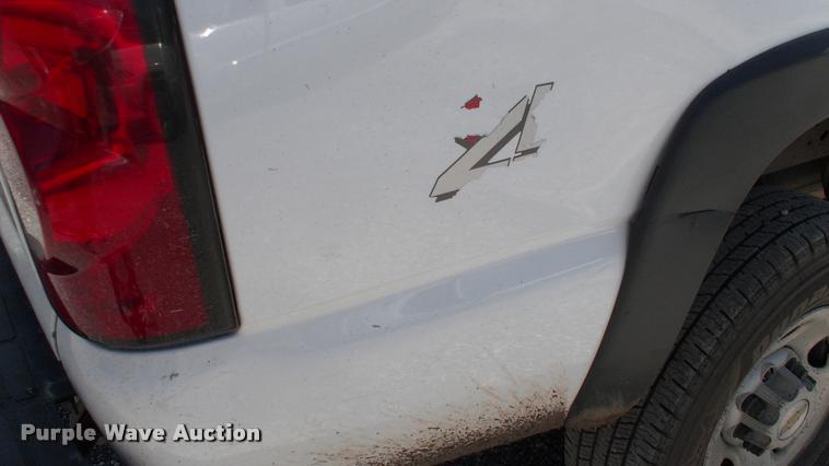 image for item DK9733 2004 Chevrolet Silverado 2500HD pickup truck