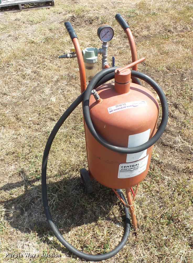 Central Pneumatic sandblaster in Colony, KS Item DL9642 sold Purple