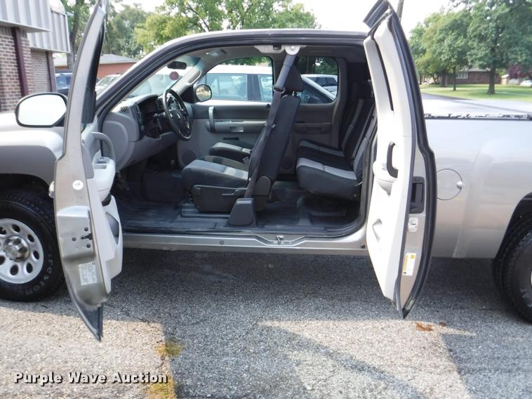 image for item J5683 2009 Chevrolet Silverado 1500 Ext. Cab pickup truck