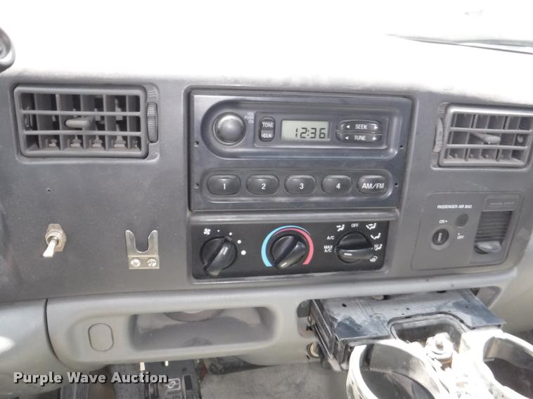 image for item J5684 2002 Ford F450 Super Duty XL service truck