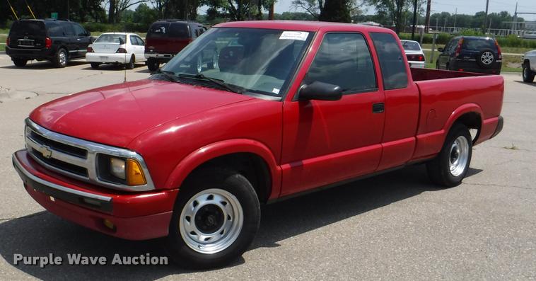 image for item K5937 1996 Chevrolet S10 Ext. Cab pickup truck