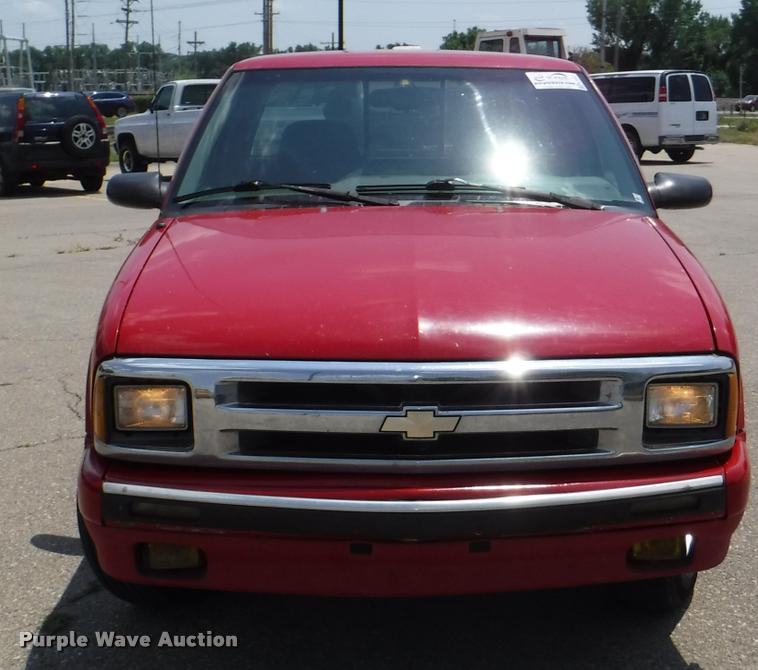 image for item K5937 1996 Chevrolet S10 Ext. Cab pickup truck