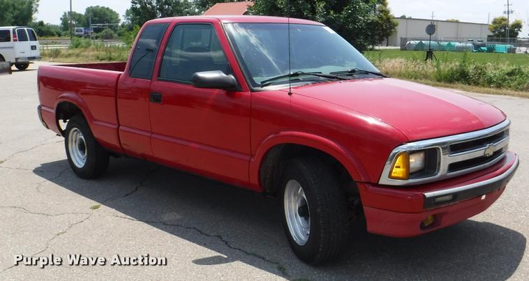 image for item K5937 1996 Chevrolet S10 Ext. Cab pickup truck