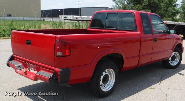 image for item K5937 1996 Chevrolet S10 Ext. Cab pickup truck