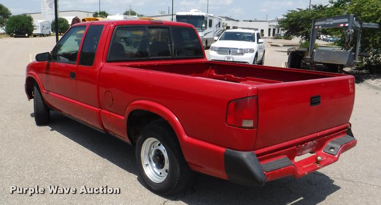 image for item K5937 1996 Chevrolet S10 Ext. Cab pickup truck