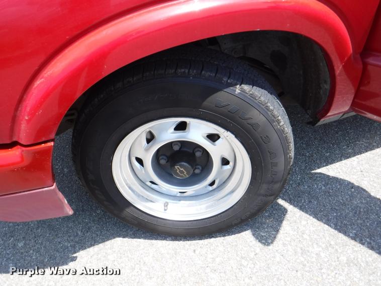 image for item K5937 1996 Chevrolet S10 Ext. Cab pickup truck